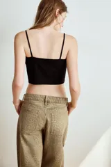 Jeans de tiro bajo y cinco bolsillos, de pierna ancha y larga, con cierre frontal de cremallera y botón metálico. Presenta estampado animal print.