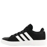 Championes Adidas Grand Court Base 2.0, color negro con las tres tiras blancas en los laterales y suela blanca.