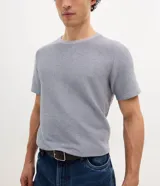 Remera de hombre marca Marfinno, con textura horizontal, cuello redondo y mangas cortas, de corte regular.