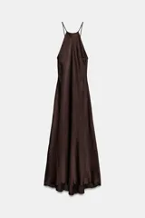 Vestido midi de Zara Woman Collection confeccionado en tejido satinado color marrón chocolate. Presenta un diseño de cuello halter con tirantes finos ajustables mediante lazada en la espalda y una caída fluida.