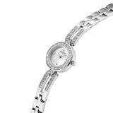 Reloj analógico Guess modelo Cassidy con caja y malla de acero inoxidable plateado. Presenta una esfera pequeña con bisel decorado con cristales y eslabones superiores también adornados con cristales.
