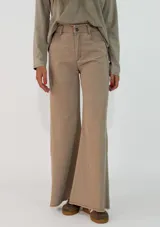 Pantalon de corte recto y tiro medio, confeccionado en gabardina color marrón. Presenta cierre frontal con botón y bolsillos laterales.