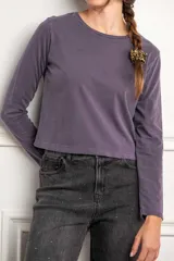 Remera color marrón de algodón peinado, corte oversize, cuello redondo y manga larga.