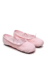 Zapatillas de ballet de lona color rosado, con elástico cruzado sobre el empeine y cordón de ajuste frontal.