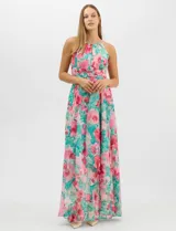 Vestido largo de chifón con estampado floral en tonos rosa y turquesa. Presenta cuello halter con abertura tipo lágrima, cintura drapeada con detalle de nudo central y falda amplia con capas asimétricas. Incluye forro interior y cierre invisible en la espalda.