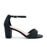 Sandalia de tacón cuadrado medio, con acabado brillante tipo glitter en color negro. Presenta una tira frontal abierta y una tira ajustable con hebilla metálica en el tobillo.