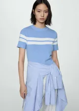 Remera de tejido de punto fino con cuello redondo y mangas cortas. Presenta un diseño recto con franjas horizontales blancas en la parte superior sobre un fondo celeste.