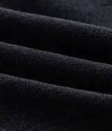 Pantalón de jean estilo mom, color negro, tiro alto, corte holgado en caderas y piernas, con bolsillos funcionales y cierre frontal.