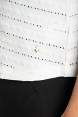 Remera blanca de algodón peinado con elastano, corte al cuerpo, escote en V y mangas cortas.