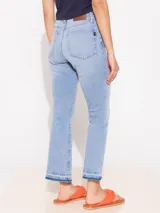 Jean cropped de tiro medio confeccionado en denim de algodón sutilmente elastizado, de botamangas semi-oxford.