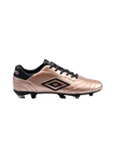 Championes de fútbol Umbro modelo Touch FG, color negro con detalles en turquesa. Presentan el logo de la marca en el lateral y suela con tapones para terreno firme.