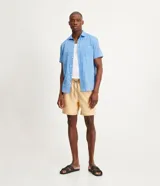 Camisa de hombre de manga corta confeccionada en mezcla de lino y algodón. Presenta un calce comfort, cuello camisero, cierre frontal con botones y un bolsillo en el pecho. Marca Marfinno.