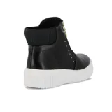 Botin de estilo urbano color negro, con cierre lateral decorativo y suela de goma blanca con plataforma.