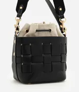 Cartera bucket Satinato de color negro, confeccionada en PU con diseño trenzado y costuras a la vista en color blanco. Cuenta con un compartimento interno de tejido color beige con cierre de cordón ajustable, asa corta superior y una correa larga ancha desmontable de color negro. Los herrajes son de metal dorado.