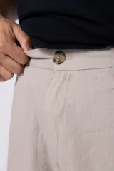 Bermuda de lino color beige, de corte recto y diseño relajado, con cintura elástica y bolsillos laterales.