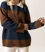 Sweater tejido de lana azul marino y marrón con cuello polo color crema y botones en el frente.