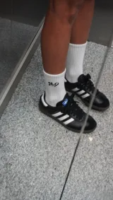 Medias blancas de algodón con logo bordado en negro.