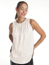Blusa sin mangas de satén labrado color beige, con cuello a la base fruncido en punto smock.