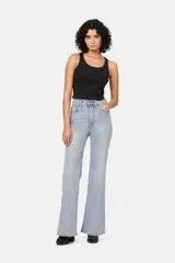 Jeans Levi's modelo Ribcage Bells de tiro alto y corte acampanado, en color celeste claro con lavado clásico de denim.
