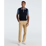 Polo de punto con diseño color block, combinando un cuerpo central en azul marino con mangas y cuello en azul claro. Presenta cierre frontal de tres botones y logo bordado en el pecho.