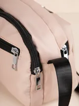 Cartera bandolera negra de nylon con correa ajustable. Tiene dos compartimentos principales con cierre y un bolsillo frontal con cierre.