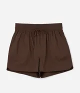 Short color beige de sarga de algodón, con cintura elástica, lazo ajustable y bolsillos laterales. Corte holgado.