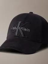 Gorra de béisbol Calvin Klein de color negro, con visera curva y cierre ajustable en la parte trasera. Presenta el logo de la marca bordado en el frente con un diseño de monograma a capas.