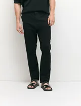 Pantalón tipo chino de corte slim moderno, de color gris, con bolsillos funcionales delanteros e italianos y detalles de costura premium.