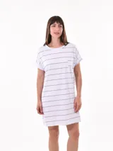 Vestido corto blanco con rayas horizontales finas en negro, cuello redondo, mangas cortas con dobladillo y un bolsillo de parche en el pecho.