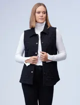 Chaleco negro capitoneado con cuello con solapa, abertura central con botones y bolsillos delanteros.