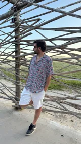 Camisa de manga corta con cuello clásico y estampado geométrico multicolor.