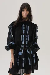 Falda corta color blanco con doble volado y bordados florales.