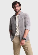 Camisa de pana azul marino de manga larga con cuello abotonado.