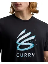 Remera de manga corta color negro con estampado frontal del logo de Stephen Curry en tonos celestes y blancos. Confeccionada en tejido de mezcla de algodón y poliéster, con cuello acanalado.