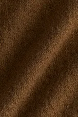 Buzo de punto suave color marrón, con cuello redondo acanalado, hombros caídos y terminaciones acanaladas en puños y bajo.
