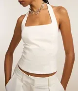 Blusa cropped frente única confeccionada en bengalina con viscosa certificada, de escote cuadrado y sin estampa.