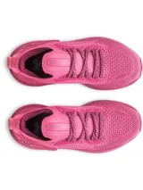 Championes Under Armour modelo W Shift, color rosa vibrante. Presentan una parte superior de tejido elástico transpirable, clip de TPU en el talón con el logo de la marca y entresuela de EVA acolchada para mayor comodidad.