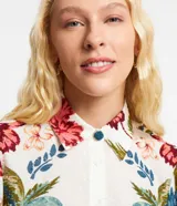 Camisa de manga larga confeccionada en algodón cambraia texturizado con estampa floral.