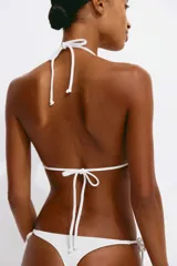 Top de bikini con textura fruncida, color blanco, de diseño triangular con tiras ajustables para atar en el cuello y la espalda.