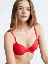 Brasier Calvin Klein color rojo, con copas moldeadas, breteles finos regulables y logo en el lateral izquierdo.