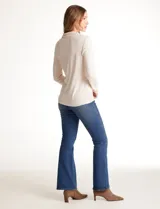 Polera de cuello mock en tejido de hilado fino, con manga larga y detalle de pespunte vertical en el centro del frente.