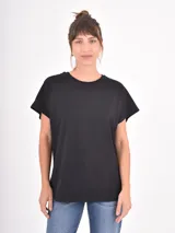 Remera básica de algodón color negro, con cuello redondo y mangas cortas con terminación al corte.