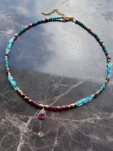 Gargantilla de cuentas de apatita, turquesa y granate con separadores en oro laminado 14k y dije de turmalina engarzada en plata 925 con baño de oro 18k.