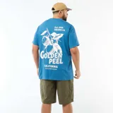 Camiseta de manga corta y cuello redondo en color azul, con estampado gráfico en el pecho con la inscripción Golden Peel.
