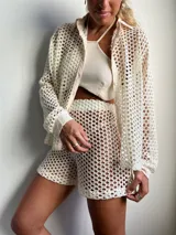 Short tejido a crochet color crema.