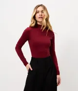 Body de poliamida color bordó con corte ajustado, cuello alto, mangas largas, espalda abierta y lazo en la nuca.