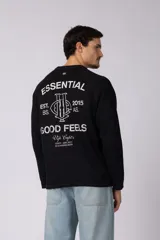 Buzo de cuello redondo y manga larga, confeccionado en tejido de punto acanalado de color negro. Presenta un diseño minimalista con un pequeño logo estampado en el pecho y un corte relajado.