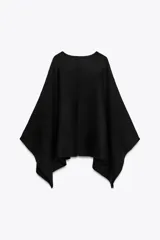 Capa de punto color marrón, con cuello redondo y diseño holgado de caída fluida.