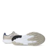 Championes New Balance Fresh Foam 520 para hombre, color beige con detalles en azul marino. Presentan malla transpirable, logo 'N' lateral en azul y entresuela blanca con tecnología Fresh Foam.