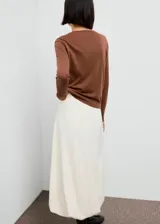 Jersey de punto fino de manga larga y cuello redondo, con diseño recto.